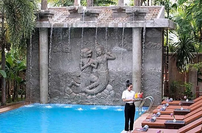 The Elephant 4*